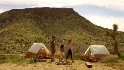 - Jim tiene razón, podrían volver allí, - Couples Retreat Murder