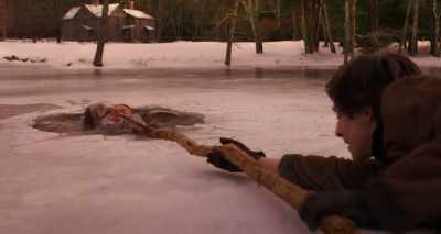 Jo, help me pull. Amy,
grab the branch. Grab it, Amy. - Little Women