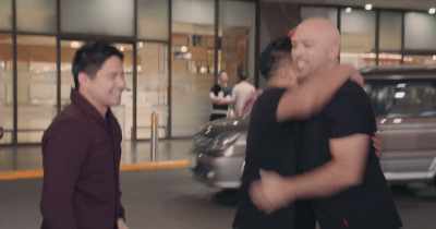 -[Jo] This is how we pick you up.
-Stretch. Happy Philippines. - Jo Koy: In His Elements