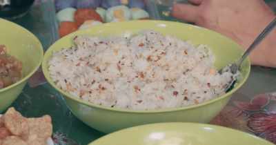 [Jo] Upo, chicken adobo,
garlic fried rice. - Jo Koy: In His Elements