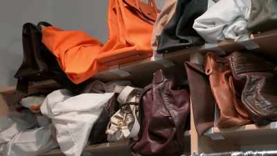 [Joanna] Then we have clear baskets
and consistent hangers throughout. - Get Organized with The Home Edit