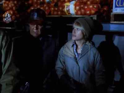 Joe, be careful. - Tarantulas: The Deadly Cargo