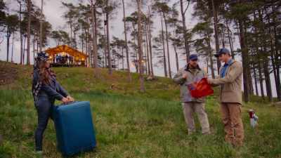 - Joel, you have a gift for her.
- This is a dry bag, and it's for you. - Snowflake Mountain