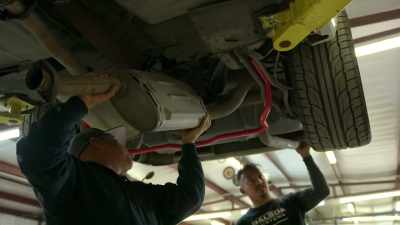 [Joel] These rubber seals,
it's always good
to lubricate them - Shorty's Dream Shop