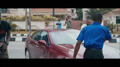 - John, what's happening inside?
- [in Pidgin] Sir, please move! - King of Boys: The Return of the King