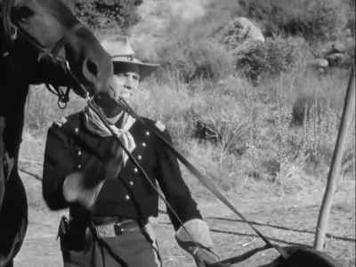 Johnny Reb, drop it.
Men, let's get out of here. Fast. - Fort Apache