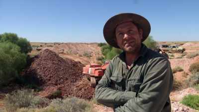 John's 290-horsepower excavator - Outback Opal Hunters