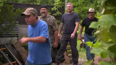 -[johnson and aaron laugh]
-[jon scoffs] - Moonshiners: Master Distiller
