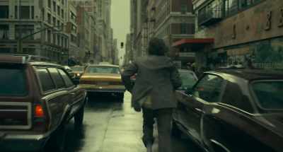 - [Joker fan] Get in. Get in.
- [horns blaring] - Joker: Folie à Deux