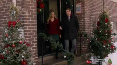 [JOLLY MUSIC PLAYING] - Christmas in Love