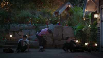 -[jolt buzzes]
-[all groan] - Julie and the Phantoms