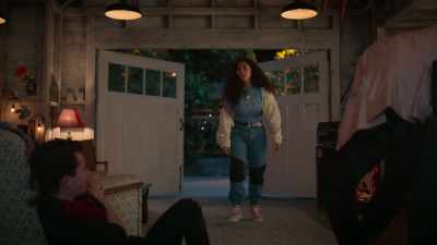 -[jolt buzzes]
-[groaning] - Julie and the Phantoms