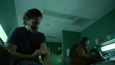 Jonas, we got to go.
They've evacuated the president - The Passage