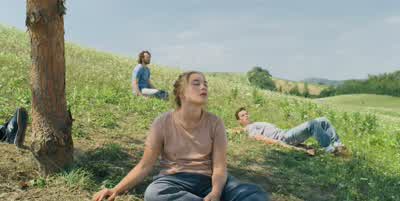 Josh, can you lie down, please? - Midsommar