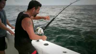 -[josh] oh, he's pissed.
-[christopher] there you go,
buddy. - Deadliest Catch: Bloodline