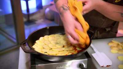 JOSHUA: So, I'm, like, scanning the room. - Secret Chef