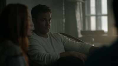 JOSIE: There are no gadgets
that can help you in here. - No Escape Room