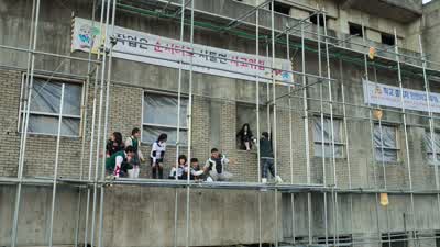조심조심   아, 씨…    안쪽으로 들어가  어, 어 - All of Us Are Dead