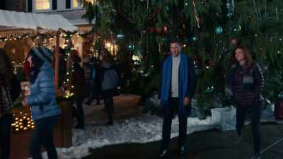 (joyful Christmas music) - A Maple Valley Christmas