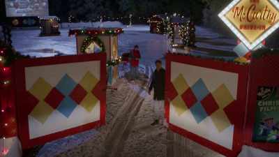 [joyous Christmas music playing] - Christmas at the Drive-In