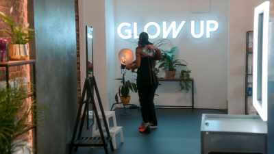 -[judges laughing]
-[Ryley hums musically] - Glow Up: Britain's Next Make-Up Star