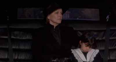 (JUDITH)
Mo, come sit next to me. - Roommates