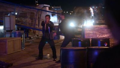 Julian, cops over there. - Lucifer