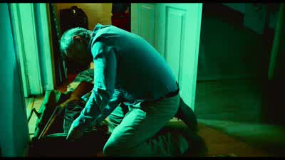 June: Here, let me. - T2 Trainspotting