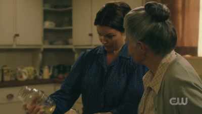 - Just a titch more?
- Oh, um, yeah, sure, yes. - A Waltons Thanksgiving