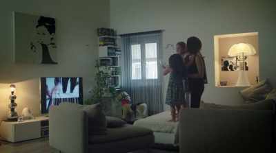 ПО ТВ ЗВУЧИТ "JUST CAN'T GET ENOUGH"
(ПРОСТО НЕ МОГУ ОСТАНОВИТСЯ) - Spirits in the Forest