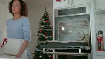 Just give yourself
a pat on the back - Make or Bake Christmas