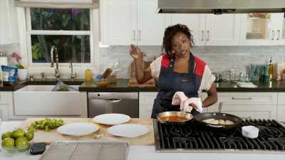 Just gonna flip it and then take it out. - Selena + Chef