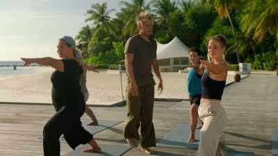 Just gonna sink our hips down,
relax the shoulders here, - Love in the Maldives