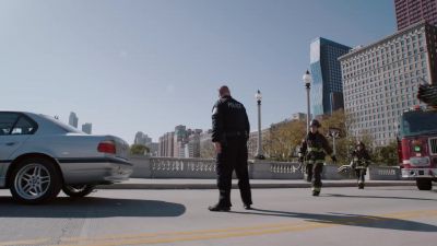 Just one in the car. His leg's trapped. - Chicago Fire