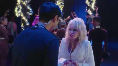 - Just trust me.
- Oh, okay. - Dolly Parton's Mountain Magic Christmas