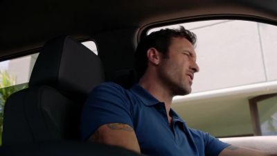 Just wait here, all right? - Hawaii Five-O