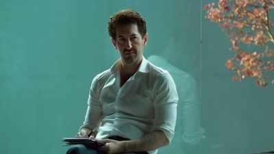 -: Just with people looking at him, - Inside the Mind of a Con Artist