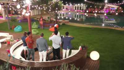 Kady's heading straight
over to your partner, Scott. - Love Island