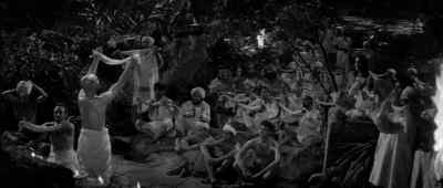 Kali embraces her sons! - The Stranglers of Bombay