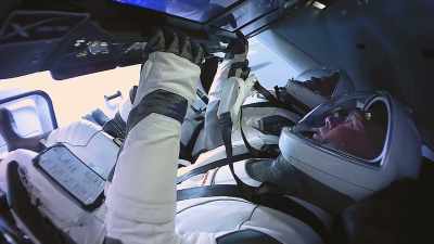 Kapslerne bruger raketmotorer
og et lasersystem- - Space Titans: Musk, Bezos, Branson