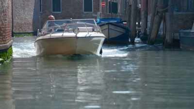 [Karlie] The tide here actually rises
two times a day. - Bill Nye Saves the World