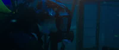 Kate? Kate, can you see my flashlight? - 47 Meters Down