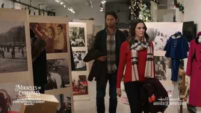 - Kate, look!
- Yes! - Unlocking Christmas