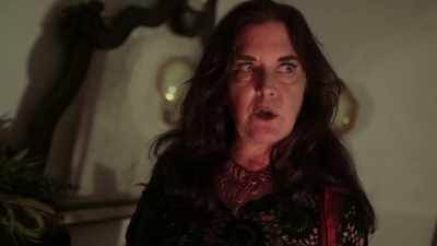 - Katie, cari kuncinya.
- Ya Tuhan. - Manos Returns
