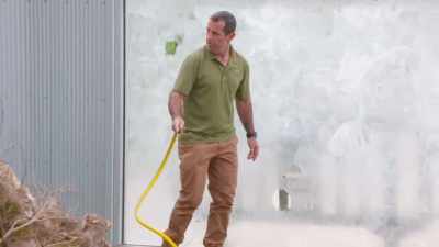 Katrina: Here's the hose.
Ready? - Secrets of the Zoo