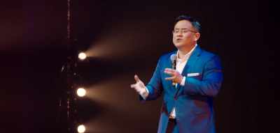 Kau bisa mengalami kecelakaan
di jalan raya." - Dr Jason Leong: Ride with Caution