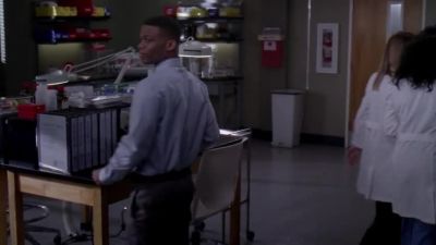Keep an eye on him.
He touches nothing. - Grey's Anatomy