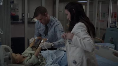 Keep your arms up for me. - House