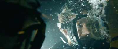 -Keep behind me and keep together.
-Okay. Okay. Okay. - 47 Meters Down: Uncaged