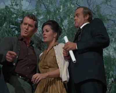- Keep coming.
- All right, easy now. - Land of the Giants